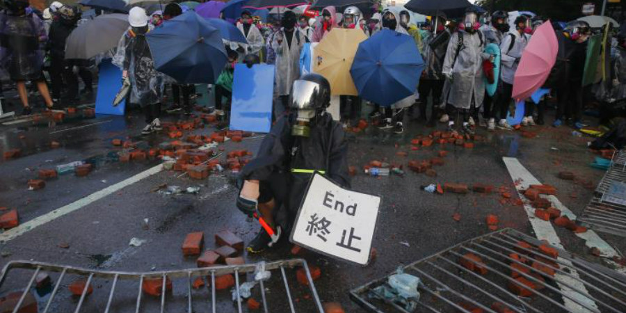 Η αστυνομία του Χονγκ Κονγκ απειλεί τους διαδηλωτές με χρήση πραγματικών σφαιρών